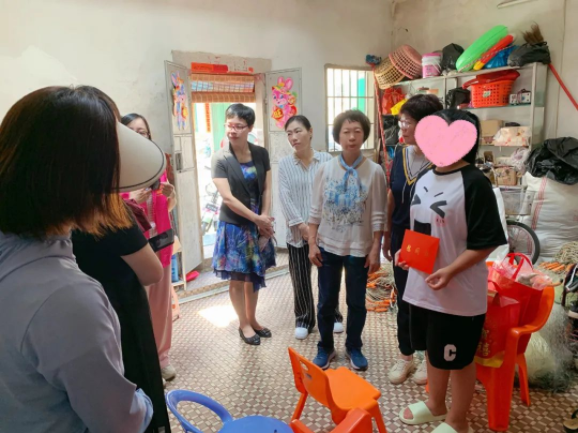 省潮人海外聯(lián)誼會(huì)婦委會(huì)蒞汕開(kāi)展“愛(ài)在行動(dòng) 扶志助飛”關(guān)愛(ài)困境兒童助學(xué)公益活動(dòng)