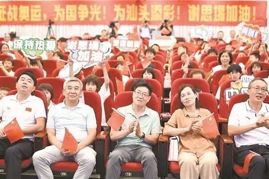 “他復出才一年多，能奪冠真的很不容易” 謝思埸家人與汕頭體校師生昨晚一起觀賽