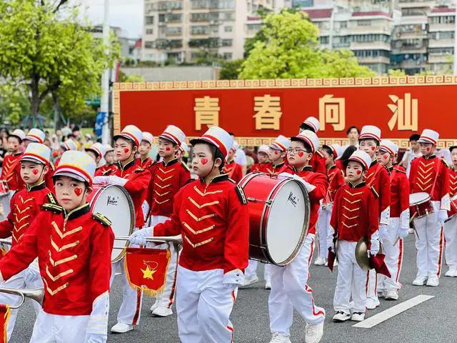 以青春之名向祖國(guó)告白，近千名青少年巡游汕頭內(nèi)海灣