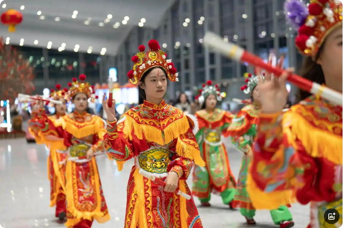 汕頭英歌隊(duì)向歐洲出發(fā)！機(jī)場快閃引中外旅客駐足圍觀｜文化中國行